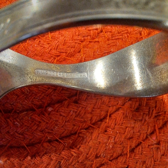 Wm Rogers & Son AA Peter Rabbit Baby Spoon Curved Looped Handle 4 Leaf Clover - Picture 4 of 8